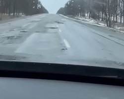 "Це жесть": у соцмережі обговорюють стан траси Харків-Полтава (відео)
