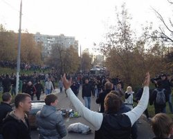 Беспорядки в Москве: В ОМОН полетели бутылки, камни, палки и металлические урны