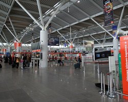 Украинку в аэропорту Варшавы оштрафовали из-за шуточной надписи на лбу: что она нарисовала