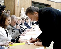 Обработаны 99,42% голосов. Янукович оторвался на 3,2%