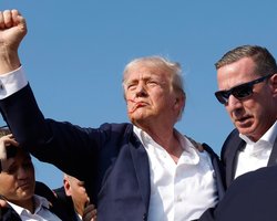 Трамп прикрасив Овальний кабінет своєю статуєю: що з нею не так