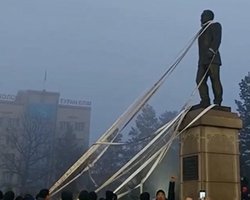 "Назарбаевопад": в Казахстане протестующие начали сносить памятник бывшему президенту