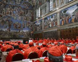 В Ватикане выбрали нового Папу Римского: над Сикстинской капеллой идет белый дым