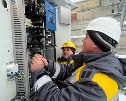 Киев без света: 500 домов остаются без отопления, к многоэтажкам подвозят большие генераторы