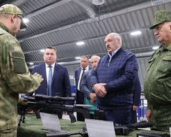 "Мир одурел вообще": Лукашенко призвал белорусов учиться стрелять из автоматов