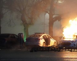 Введен режим ЧП: в Казахстане глушат интернет, а митингующие атакуют силовиков (видео)