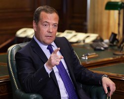 Медведєв пригрозив тим, хто спробує заарештувати Путіна за ордером з Гааги