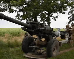 Артиллеристы 5-й ОШБр показали работу американской гаубицы M119A3 под Бахмутом (видео)