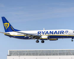 Ryanair відновить рейси за 2 тижні: лоукостери готуються до польотів в Україну після мирної угоди