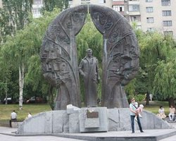 Леся Гонгадзе просит снести памятник сыну