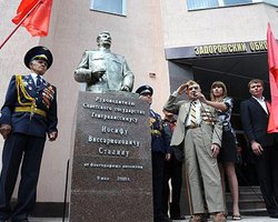 Памятник Сталину в Запорожье остался без головы