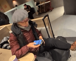 "Вас двое, а мест четыре": девушки публично унизили бабушку, которая хотела сесть