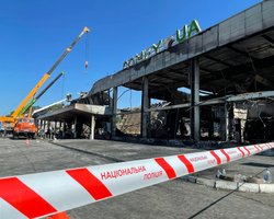 Спасатели почти полностью расчистили площадь ТЦ в Кременчуге: что известно (фото)