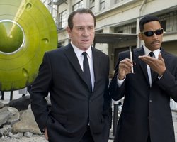 Люди в черном-3 захватили лидерство в российском прокате