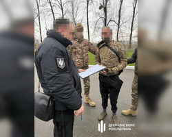 Дезертир продавав зброю з фронту: його затримали на Харківщині, — ДБР (фото)