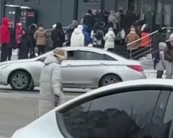 Частичный блэкаут в Киеве: люди спешат купить еду в еще работающих супермаркетах (видео)