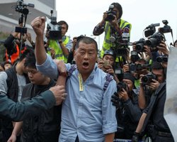 Грозит пожизненное заключение: в Китае судят "последнего демократа" Джимми Лая