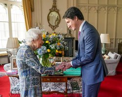 "П'яний" прем'єр Канади заспівав пісню Queen перед похороном Єлизавети II, — ЗМІ (відео)