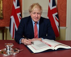 Борис Джонсон подписал закон о Brexit