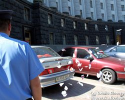 У Кабмина порвали портреты Януковича, Азарова и Путина