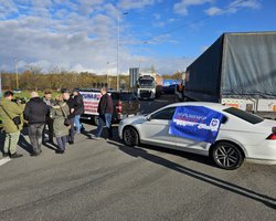 Словацькі перевізники заблокували кордон з Україною: у чому причина (фото)
