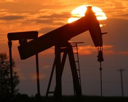 Нефть продолжает дешеветь из-за роста запасов сырья