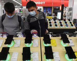 Смартфонов хватит до лета: из-за санкций в России заканчиваются импортные гаджеты