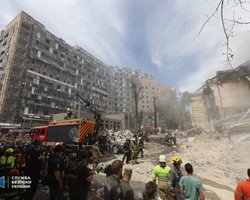 Под завалами в Киеве нашли тела мамы и ее двоих детей (видео)