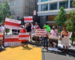 Белорусы в Вашингтоне вышли на митинг у Белого дома