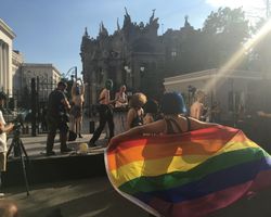 Под стенами Офиса президента в Киеве начался ЛГБТ-рейв (фото, видео)