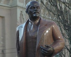 Восстановленный памятник Ленину в Киеве облили краской сразу же после открытия