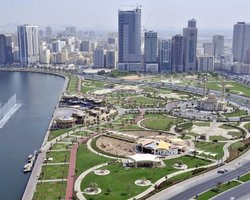 В ОАЕ іранський дрон упав на ТЦ: почалася пожежа, під завалами можуть бути люди (відео)