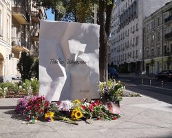 В Киеве на месте гибели Павла Шеремета установили памятный знак