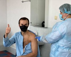 Лещенко вакцинировался Covishield и рассказал об информационной войне: "Много отказов"