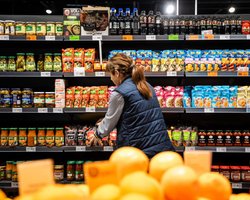 Попри відключення світла, супермаркети Києва працюють: уряд координує їхню роботу, — Свириденко