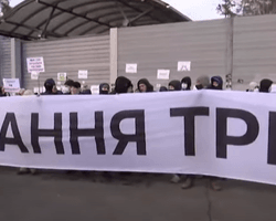 У Кончі-Заспі біля резиденції Зеленського пройшла акція на підтримку Стерненка і Антоненка (відео)