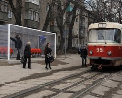 В Донецке на трамвайной остановке появились футбольные ворота