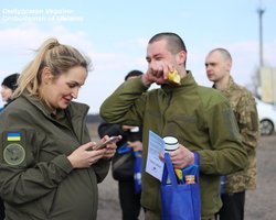 "Ваш сын уже в Украине": освобожденный боец ВСУ впервые поговорил с матерью (видео)