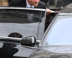 Принц Гарри летит обратно в США после коронации отца