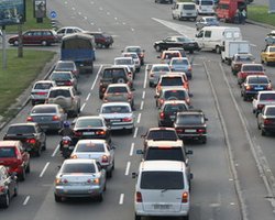 Пинзеник утверждает, что "кое-кто" хочет повысить вдвое налог на ввоз авто в Украину