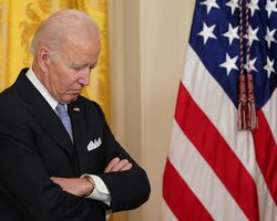 Байден уехал из Киева, а в Польше для него приготовили ситилайты с намеком (видео)