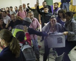 Власти Каталонии утверждают, что 73% избирательных участков работают