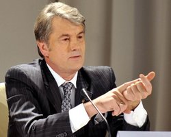 Ющенко: Тимошенко ездит по стране, как Снегурочка и раздает украденные средства