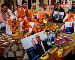 В Индии праворадикальные мистики совершили ритуальный обряд за победу Трампа