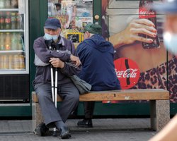 Пенсионеров Мариуполя будут поощрять за вакцинацию продуктовыми наборами