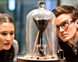 Самый медленный эксперимент: почти 100 лет наблюдают за смолой, но никто не видел как падает капля