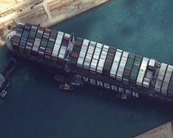 Заблокировавший Суэцкий канал контейнеровоз немного сдвинули с места, – СМИ