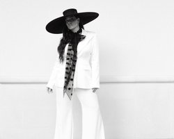 В огромной шляпе и стильном костюме: Эшли Грэм на гала-концерте amfAR в Каннах