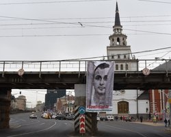 В Москве вывесили трехметровый баннер в поддержку Сенцова
