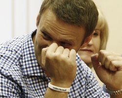 Навальный приговорен к пяти годам тюрьмы